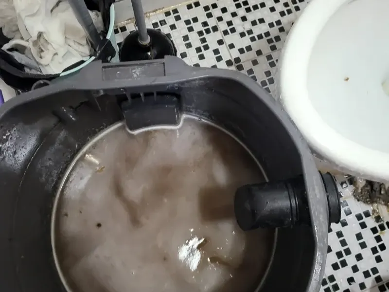 논산 석션 장비 통에 모인 오수